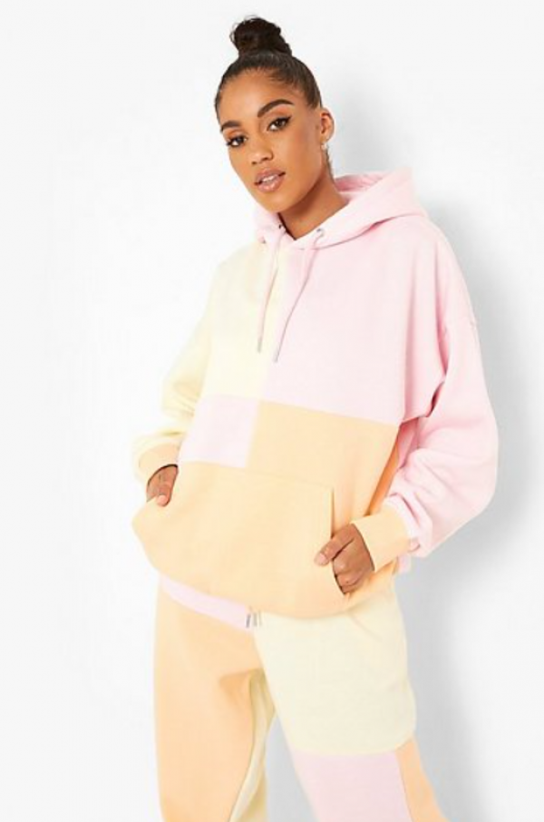 Hoodie oversize dengan aksen patchwork